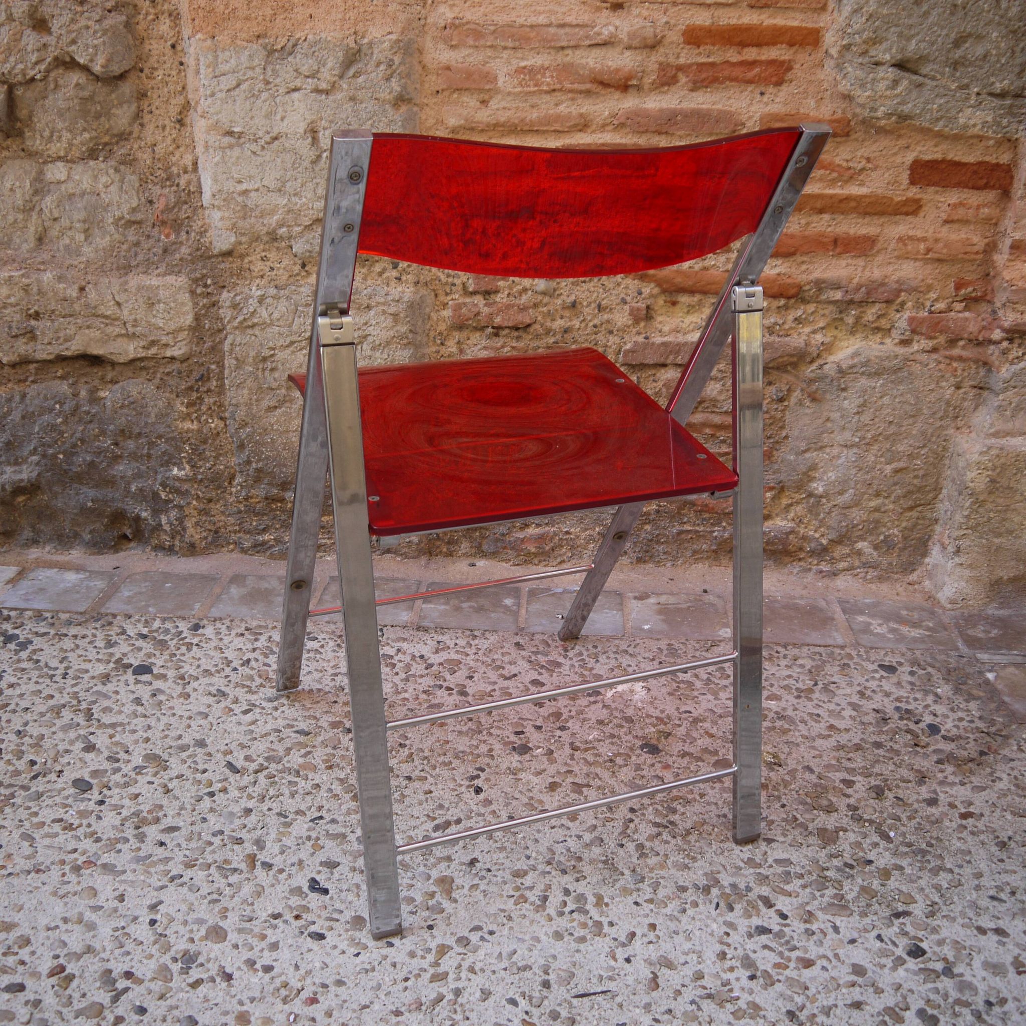 Chaise pliante en plexiglas rouge