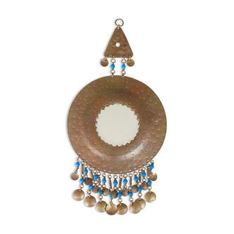 Miroir ethnique rond en laiton décoré de perles, années 60
