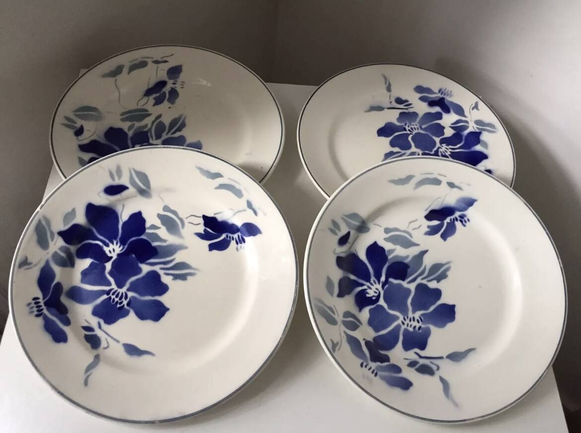 Set of 4 Longchamp Terre de fer plates with flower decoration