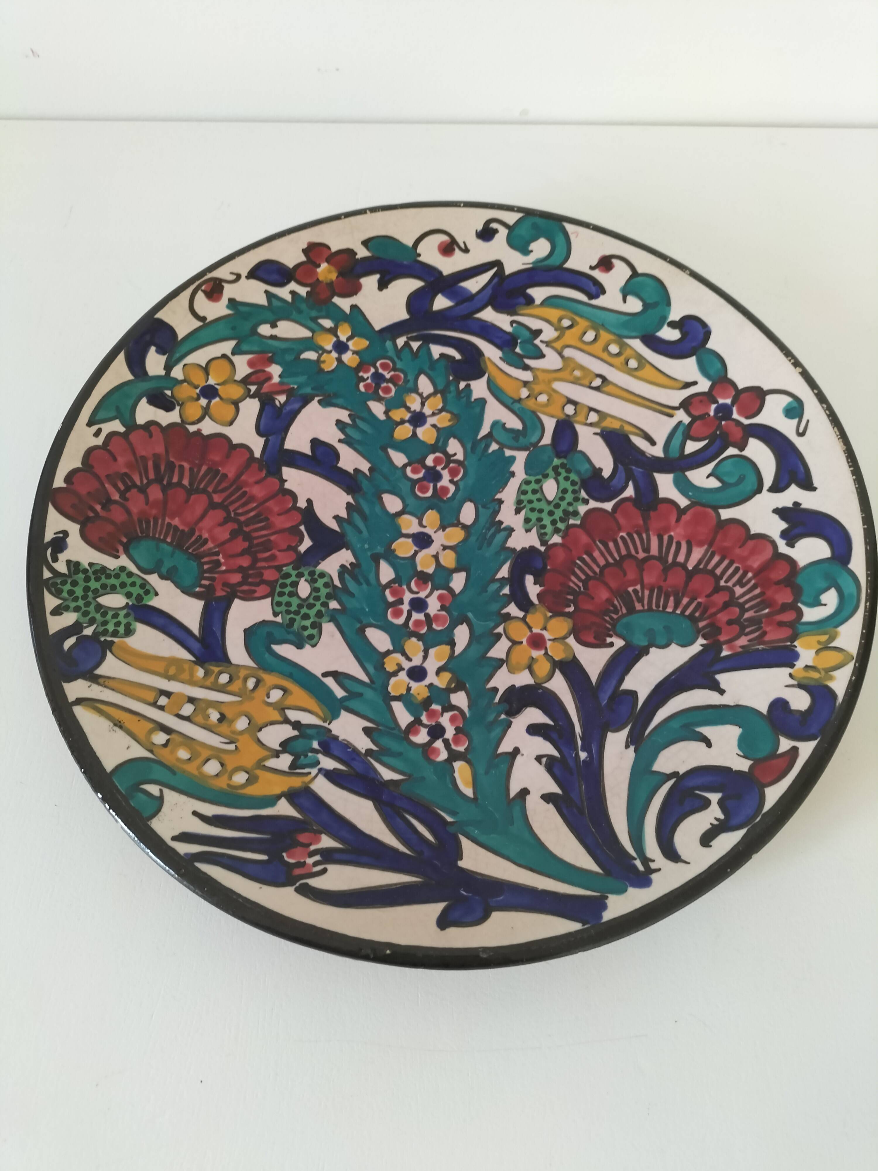 Decorated ceramic plate