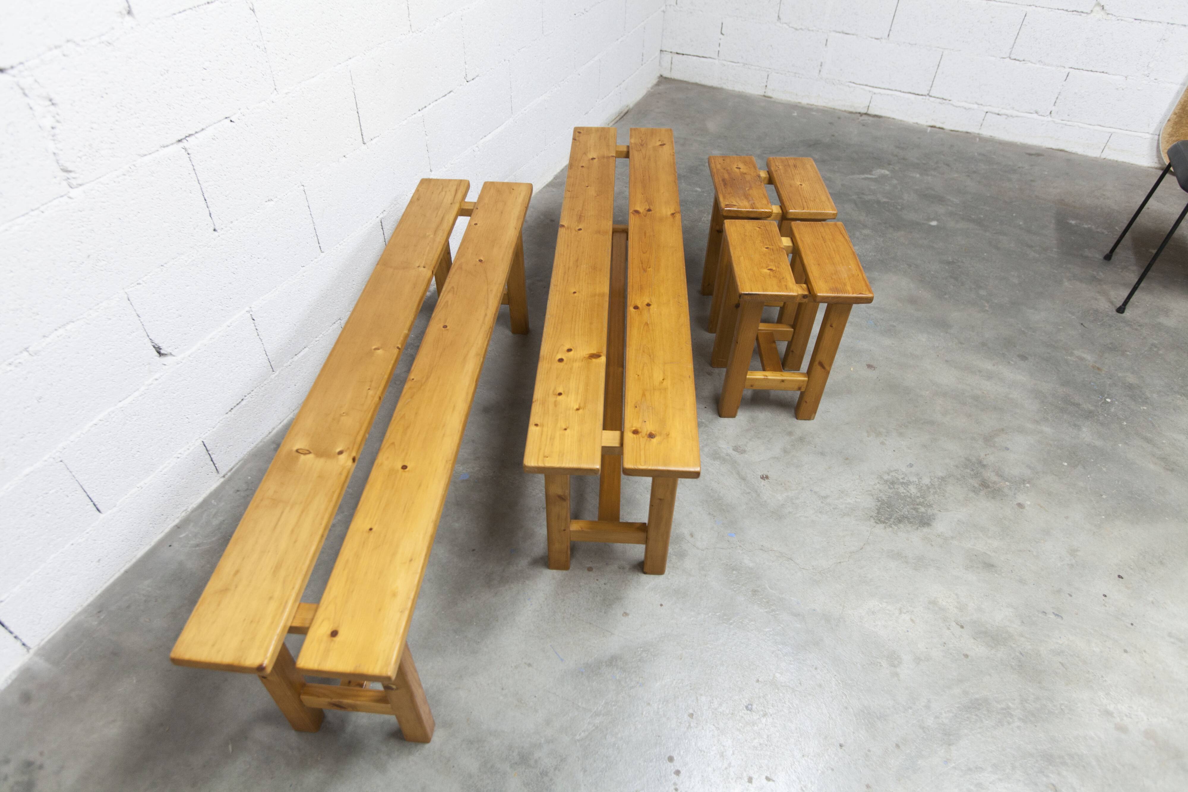 Set of 2 benches and 2 stools in pine, 1970s mountain style.