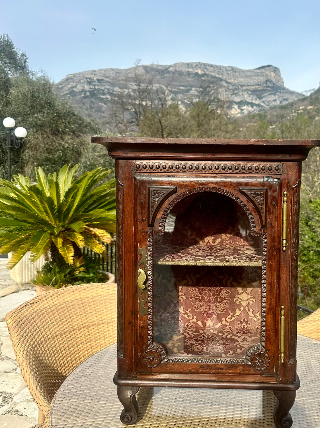 Small display cabinet to place in carved solid oak, 19th century.