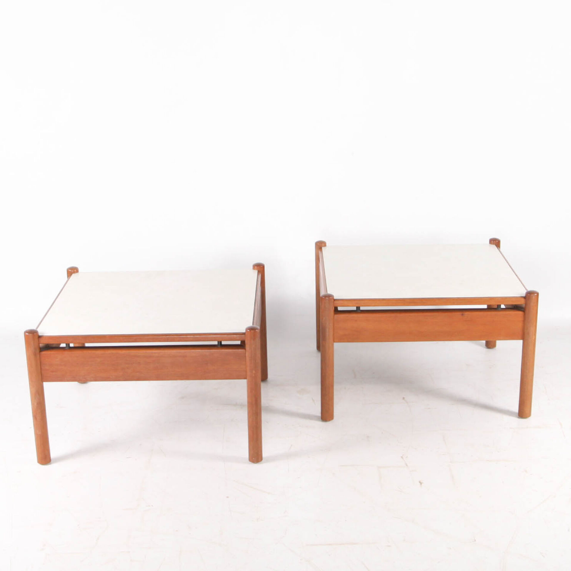 Paire de tables basses japonaises 