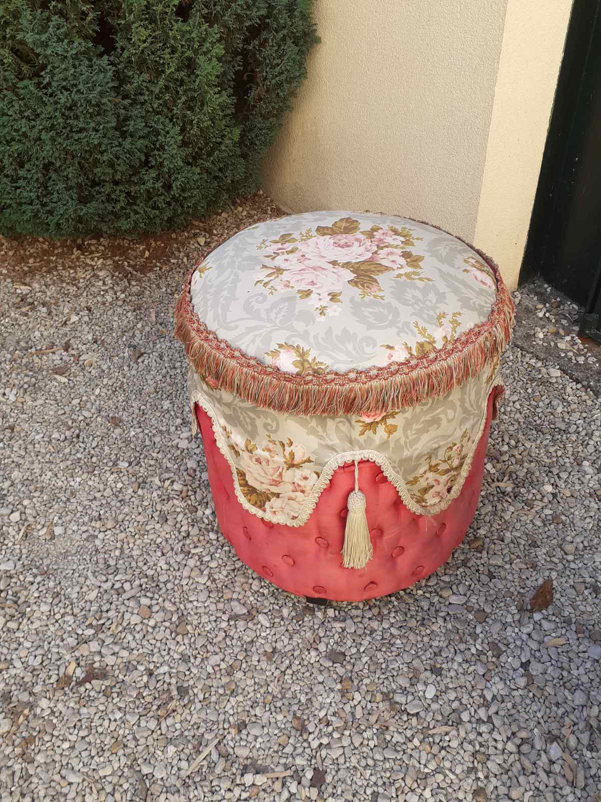 Pouf in boudoir style