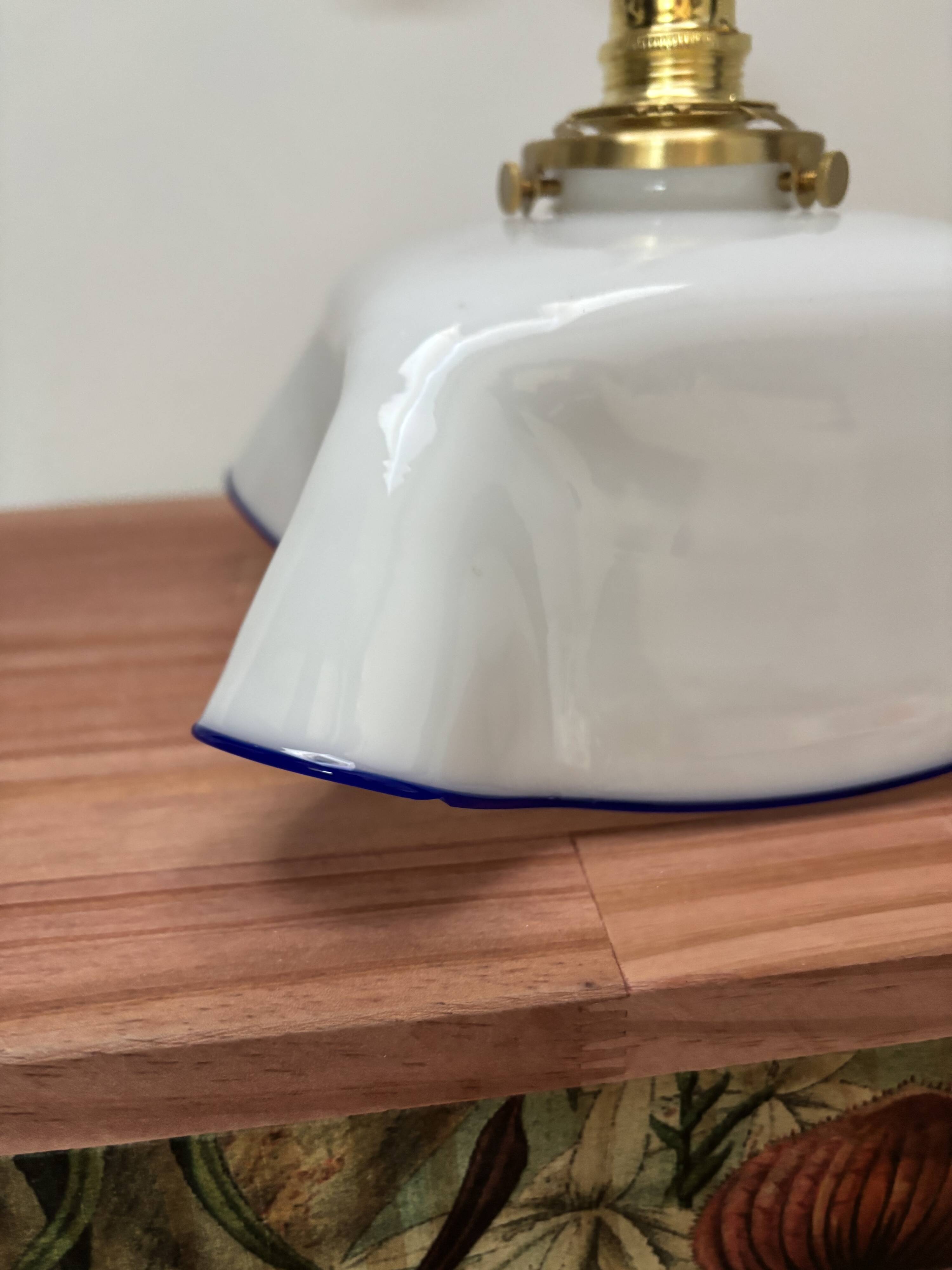 Applique murale vintage en opaline blanche à liseré bleu