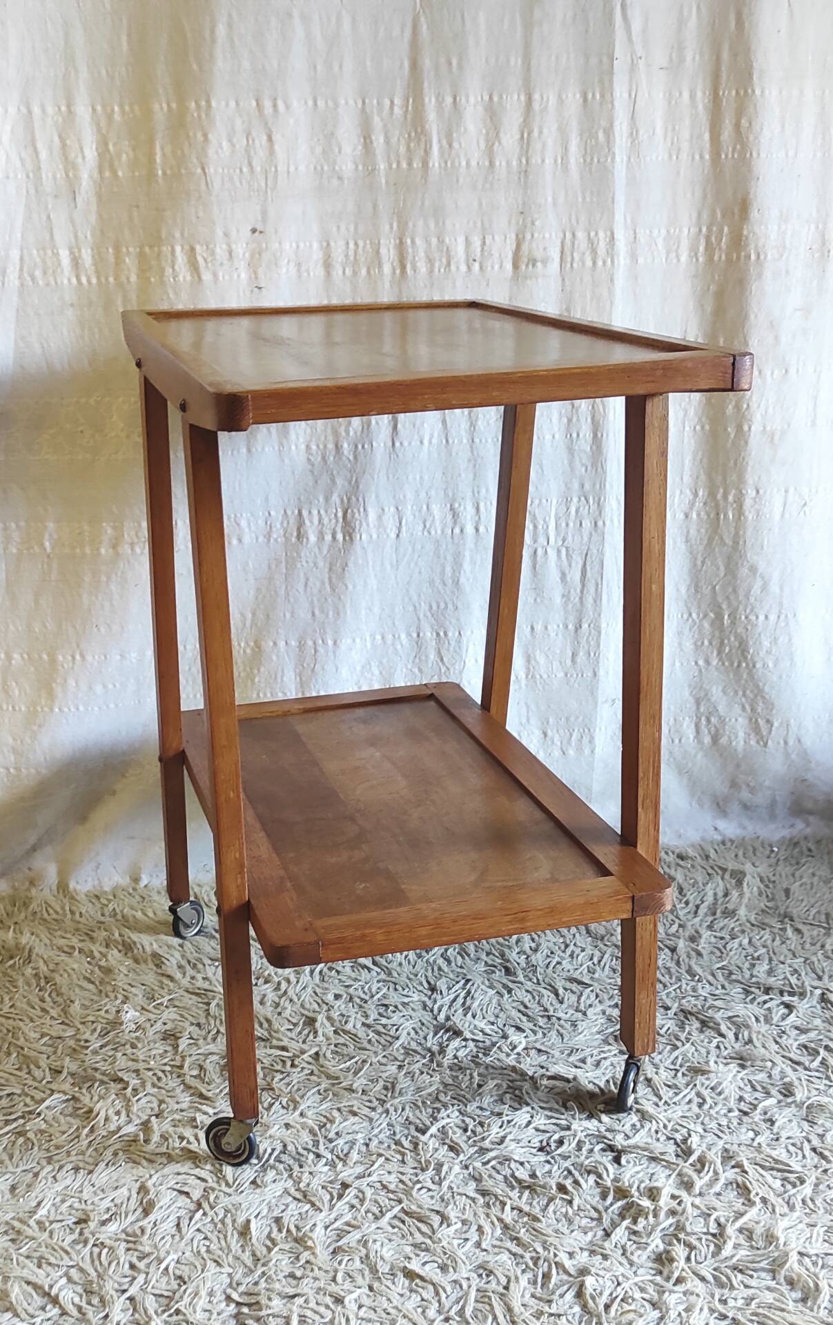 Table d'appoint moderniste en bois massif - années 50/60