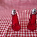 Salière et poivrière en verre rouge