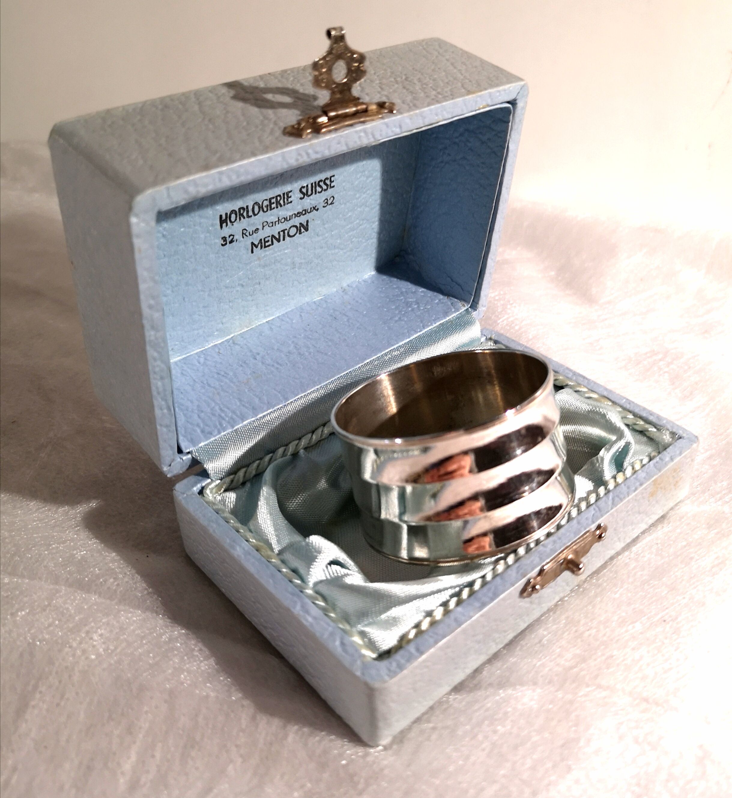 Silver metal towel round