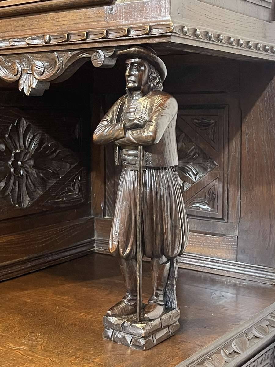 Buffet Breton 2 corps début XXème en châtaignier richement sculpté