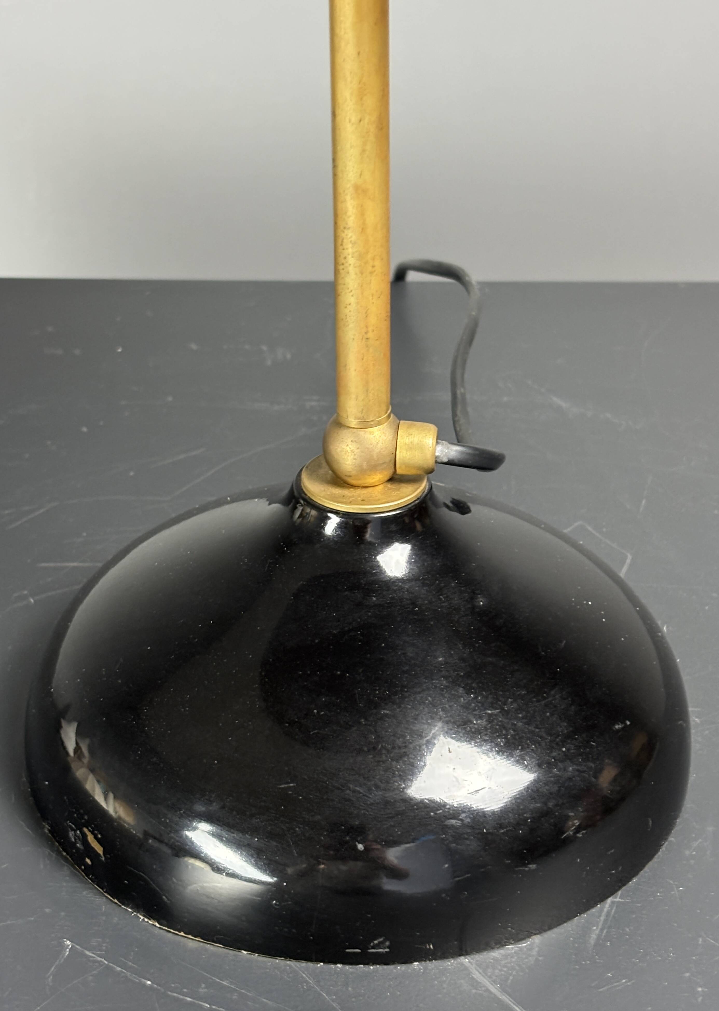 Midcentury Italian scallop mushroom wavy brass desk or table lamp, 1960s