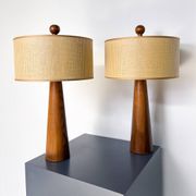 Paire de lampes de table modernes coniques en bois, Italie
