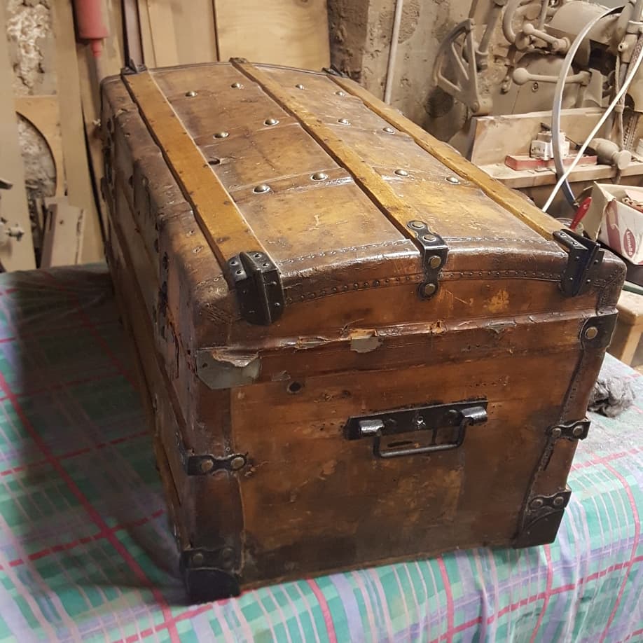 Superb trunk leather trunk dating from the end of the XIX century in its juice