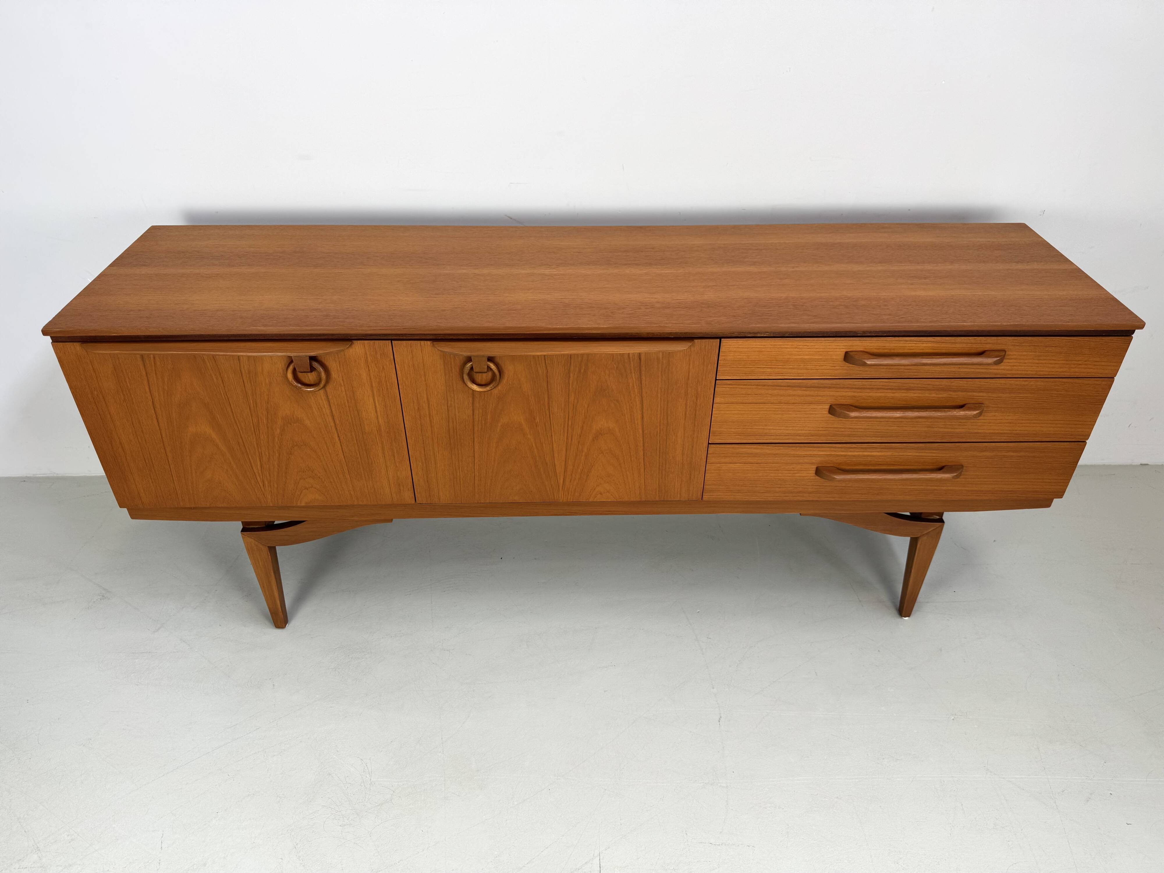 Buffet design unique des années 1960 produit en Angleterre.