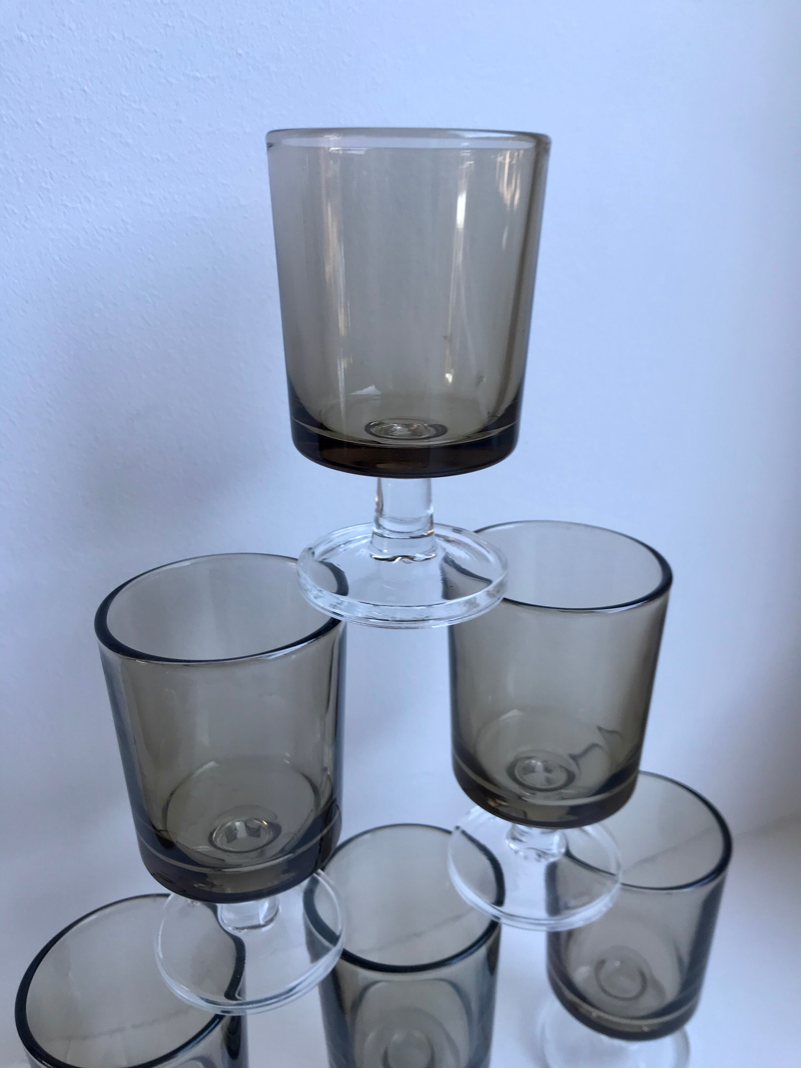 Lot de 5 verres à liqueur en verre fumé design années 70