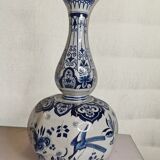 Vase en faïence delft avec décor de fleurs