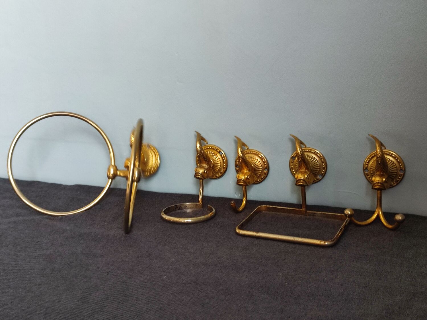 Ensemble de salle de bain doré en forme de poisson vintage.