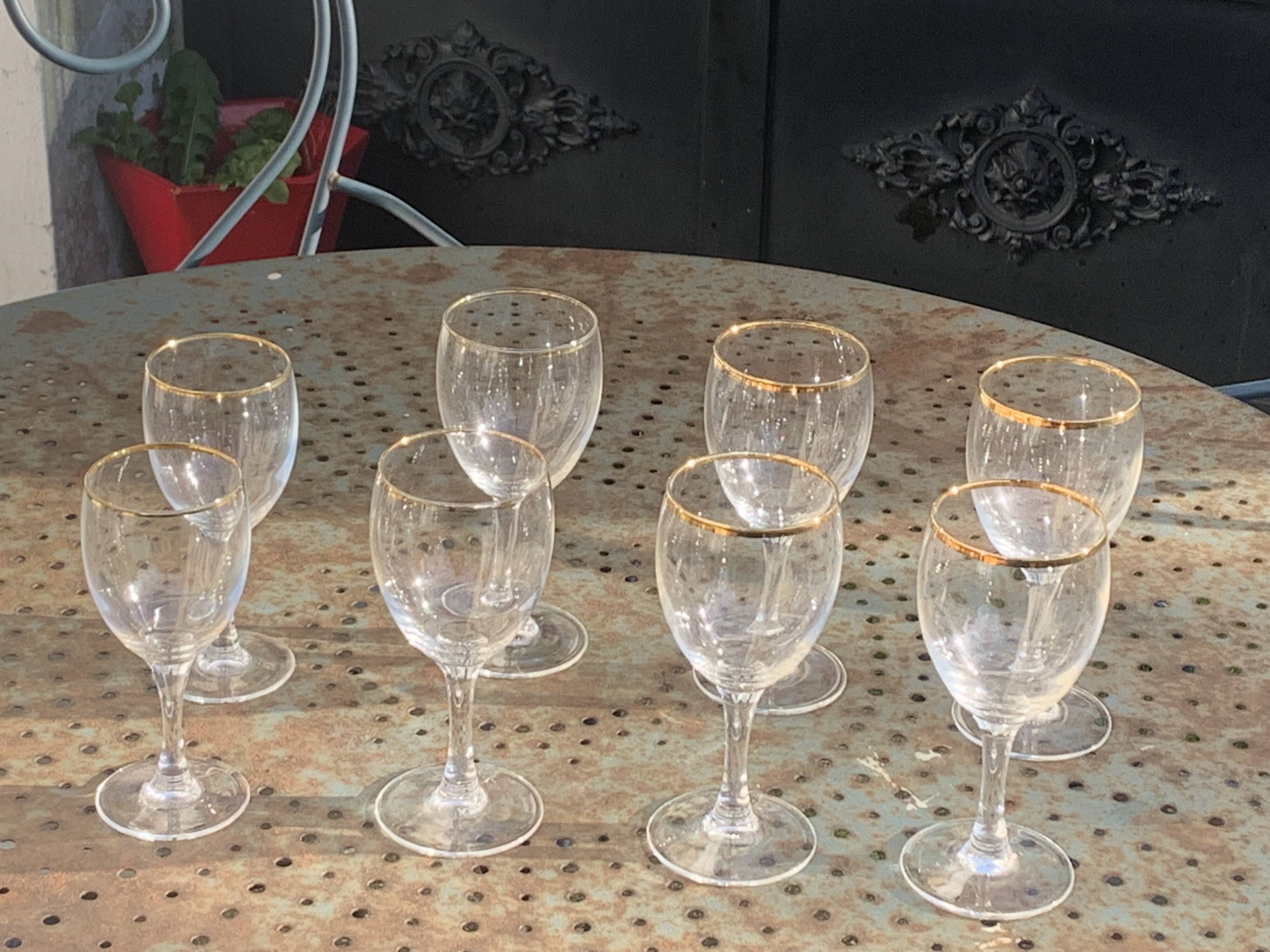 Lot consisting of 8 Arc France wine glasses, 5 large and 2 medium, transparent glass and gold edging