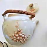 Theiere vintage with its 4 cups in speckled beige color and embossed patterns