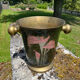 Seau à champagne en cloisonné français avec des lys calla roses et une poignée en laiton.