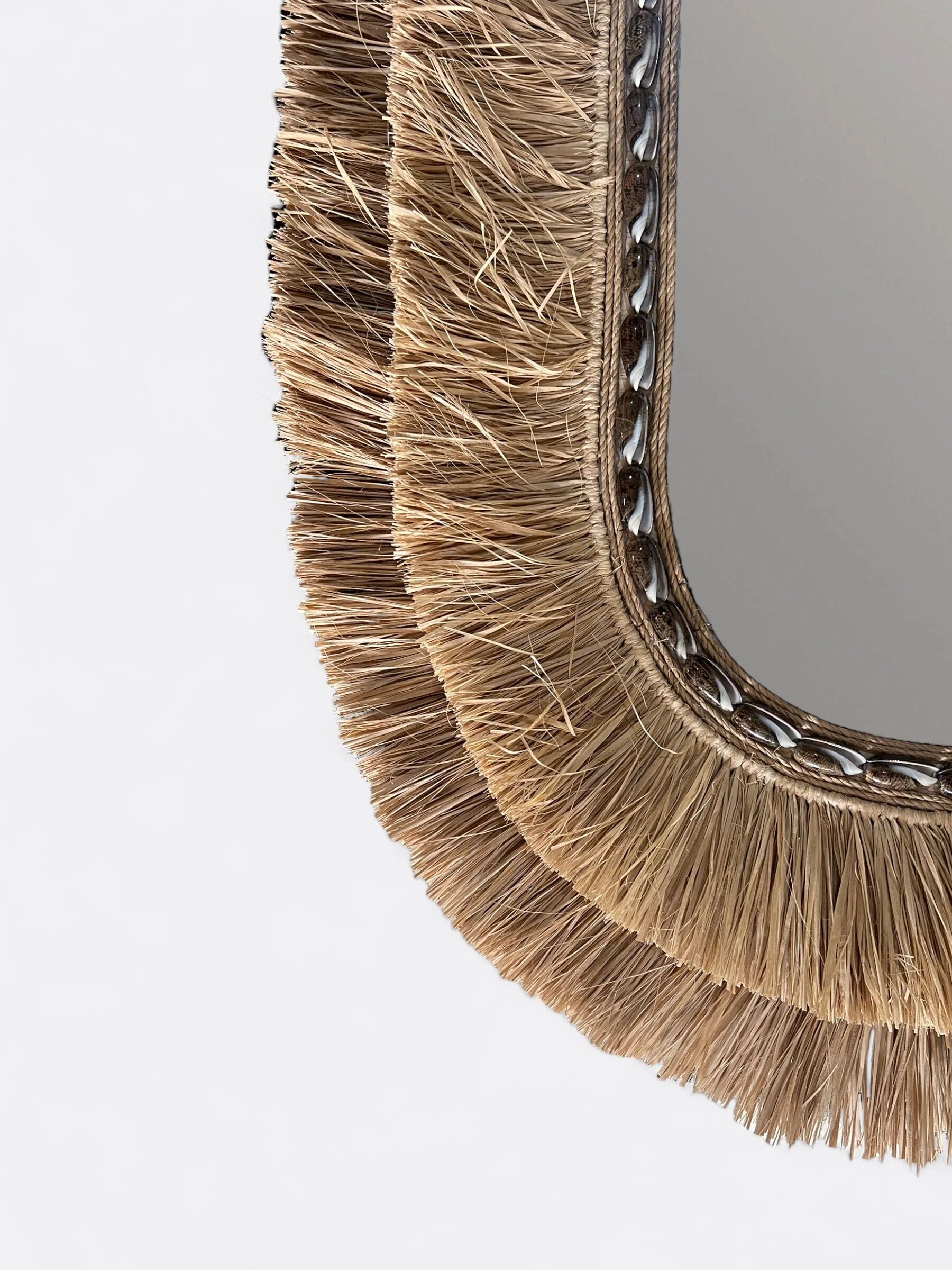 Handcrafted oval mirror in raffia and shells