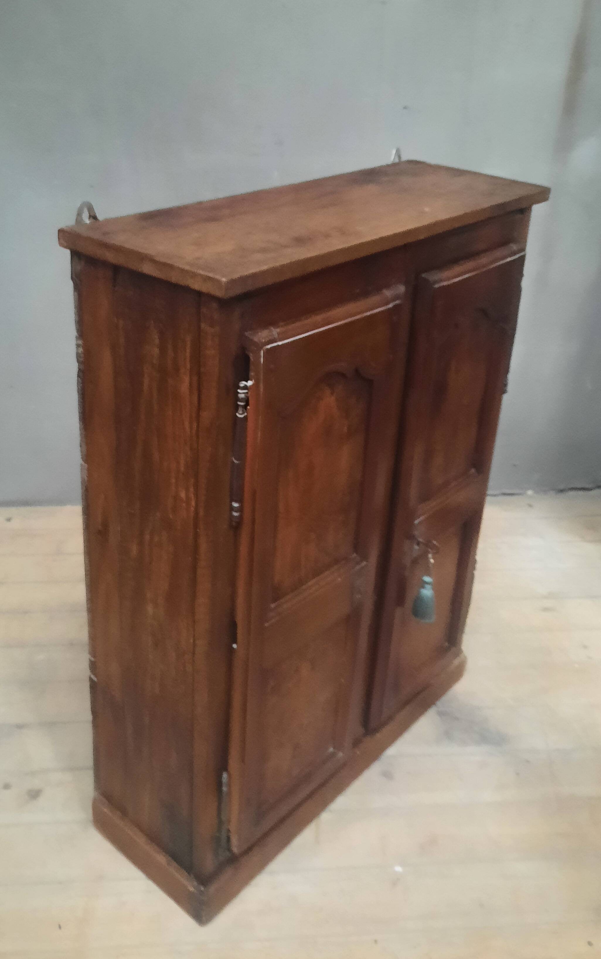 Bressane armoirette with 2 doors