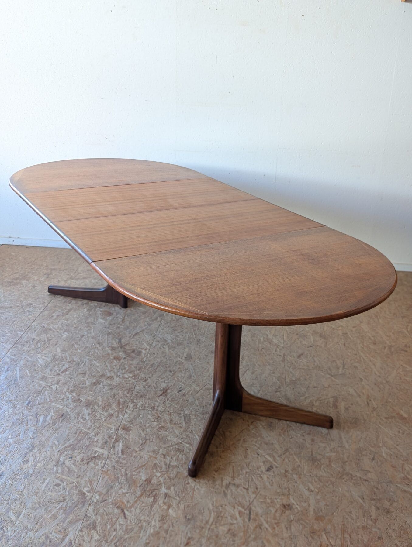 Scandinavian teak oval table from the 1960s, extendable up to 243 cm.