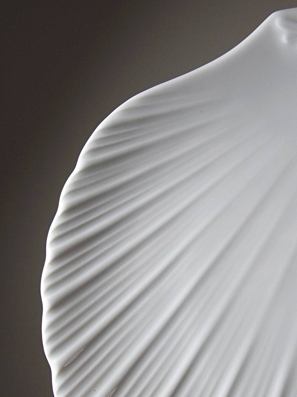 3 vintage flat plates with scallop shells, fine Limoges porcelain