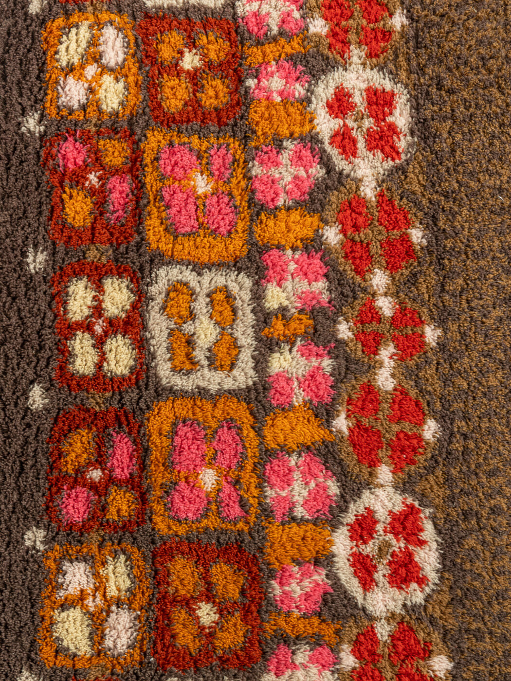 1970s carpet, 252 x 344