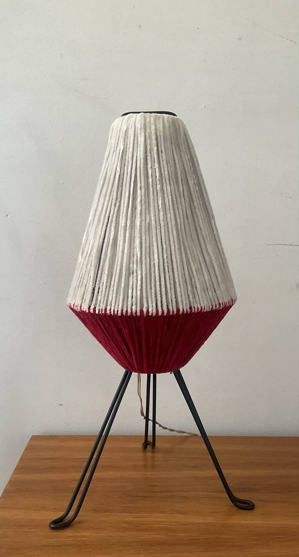 Lampe tripode en métal et laine années 50