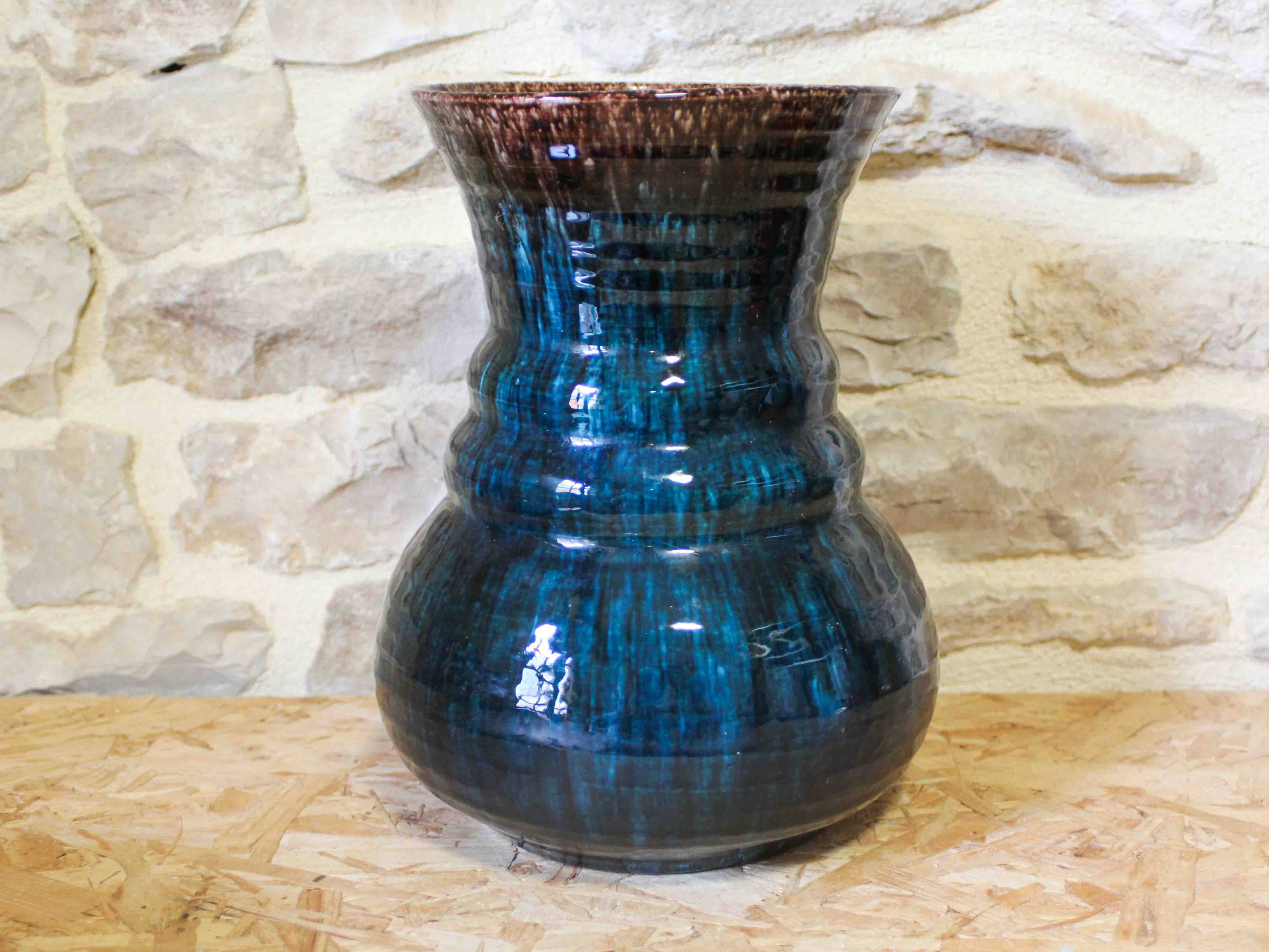 Accolay ceramic vase