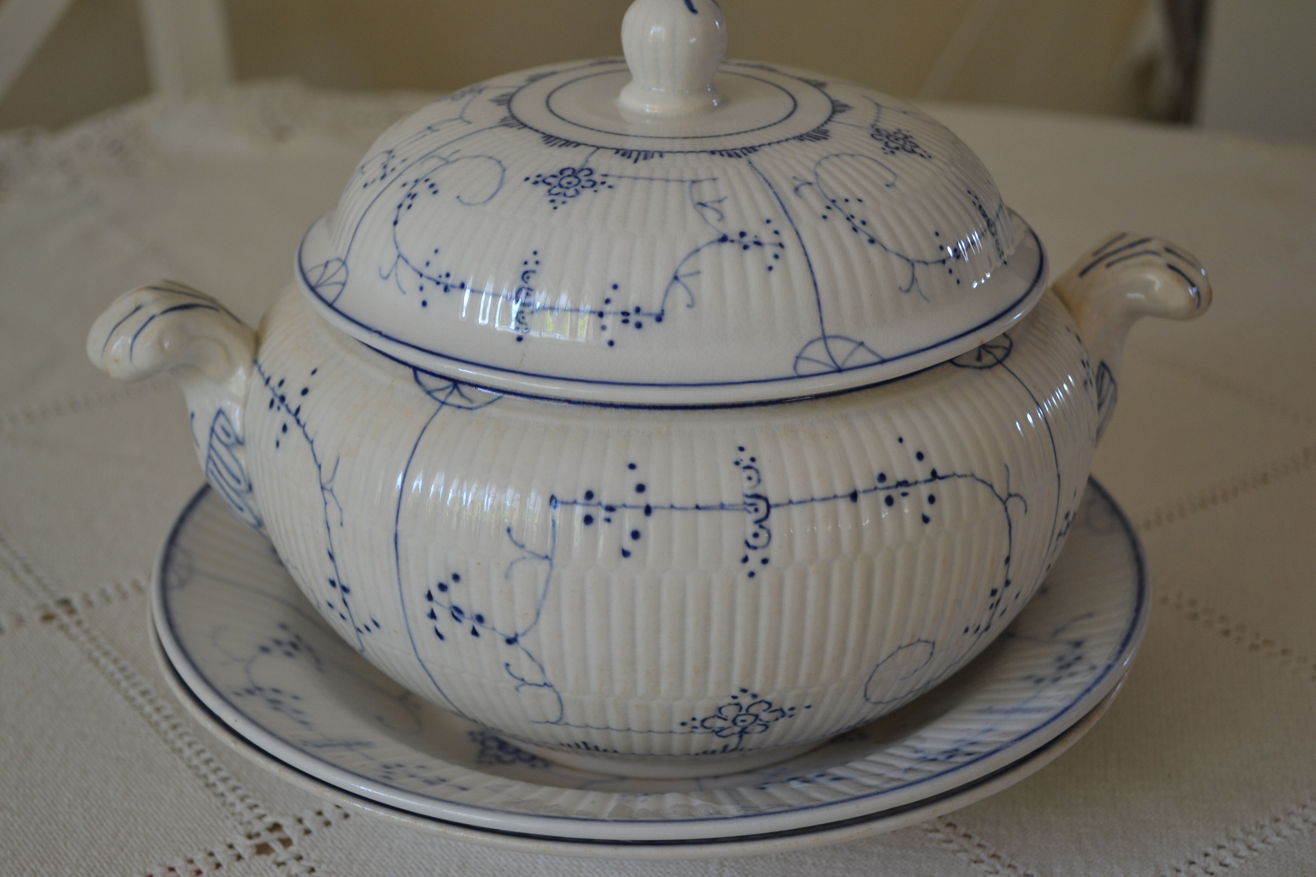 Soup pot Faience Villeroy and Boch Dresden Saxony late 19th
