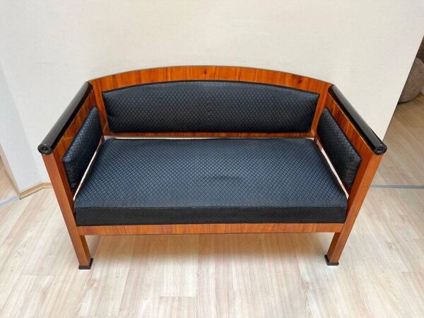 Sofa Biedermeier en placage de cerisier et crin de cheval, sud de l'Allemagne, années 1830.