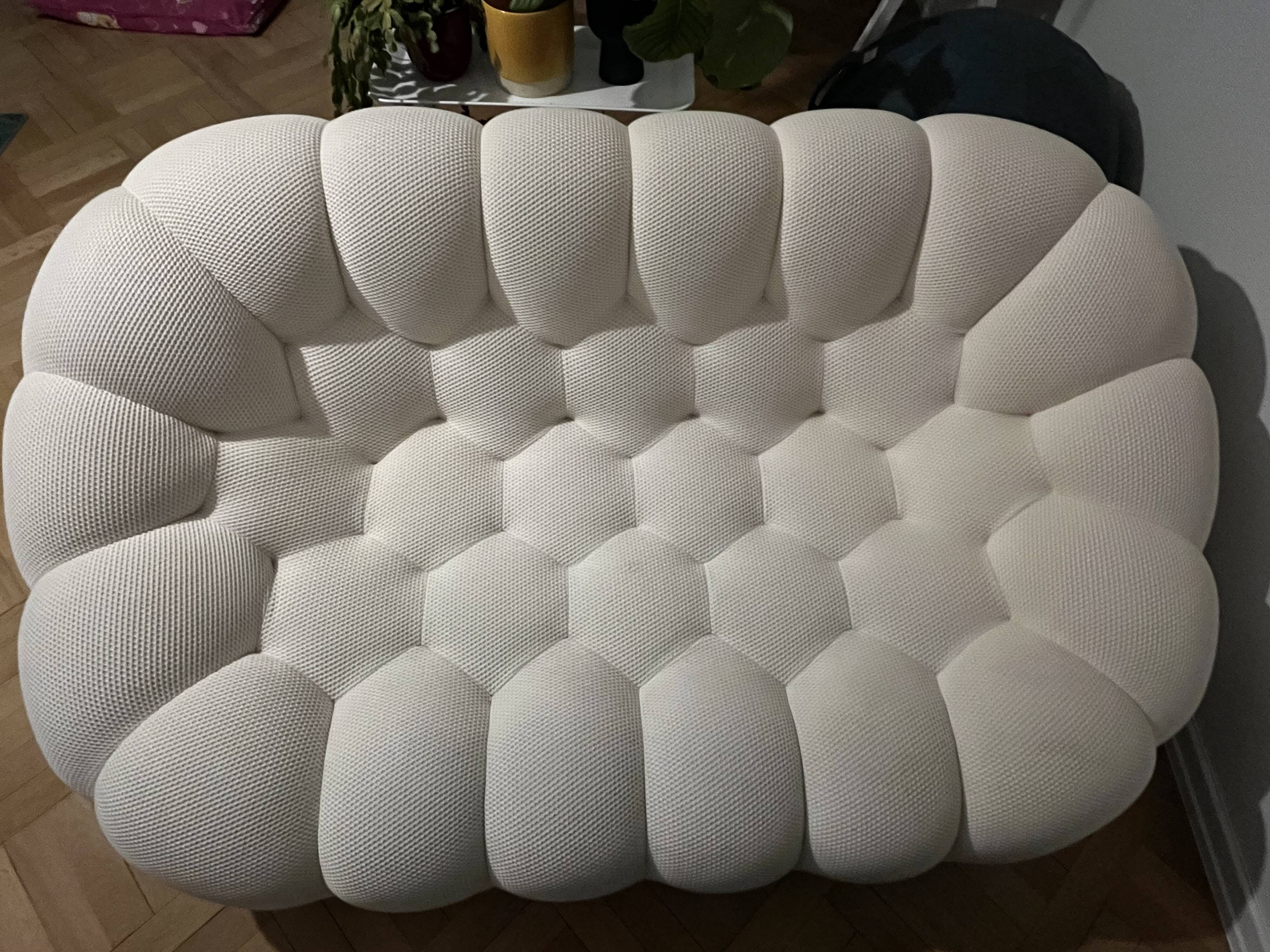 Roche Bobois canapé bubble April 2024. White. A frayed mesh.
