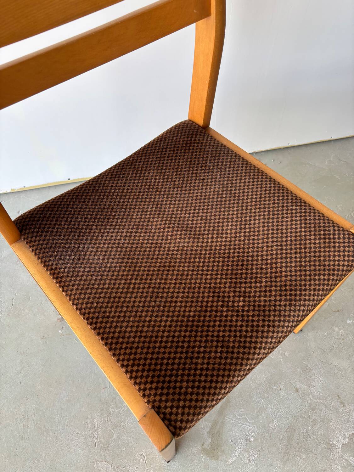 Set of 6 beech frame chairs in vintage 70s Scandinavian style.