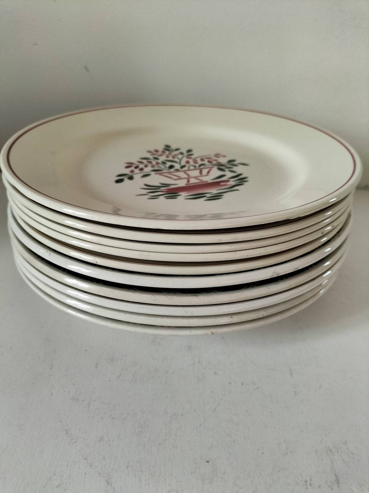 Mix of 10 ironstone plates, HBCM Agnès decoration - St Amand decoration 2070