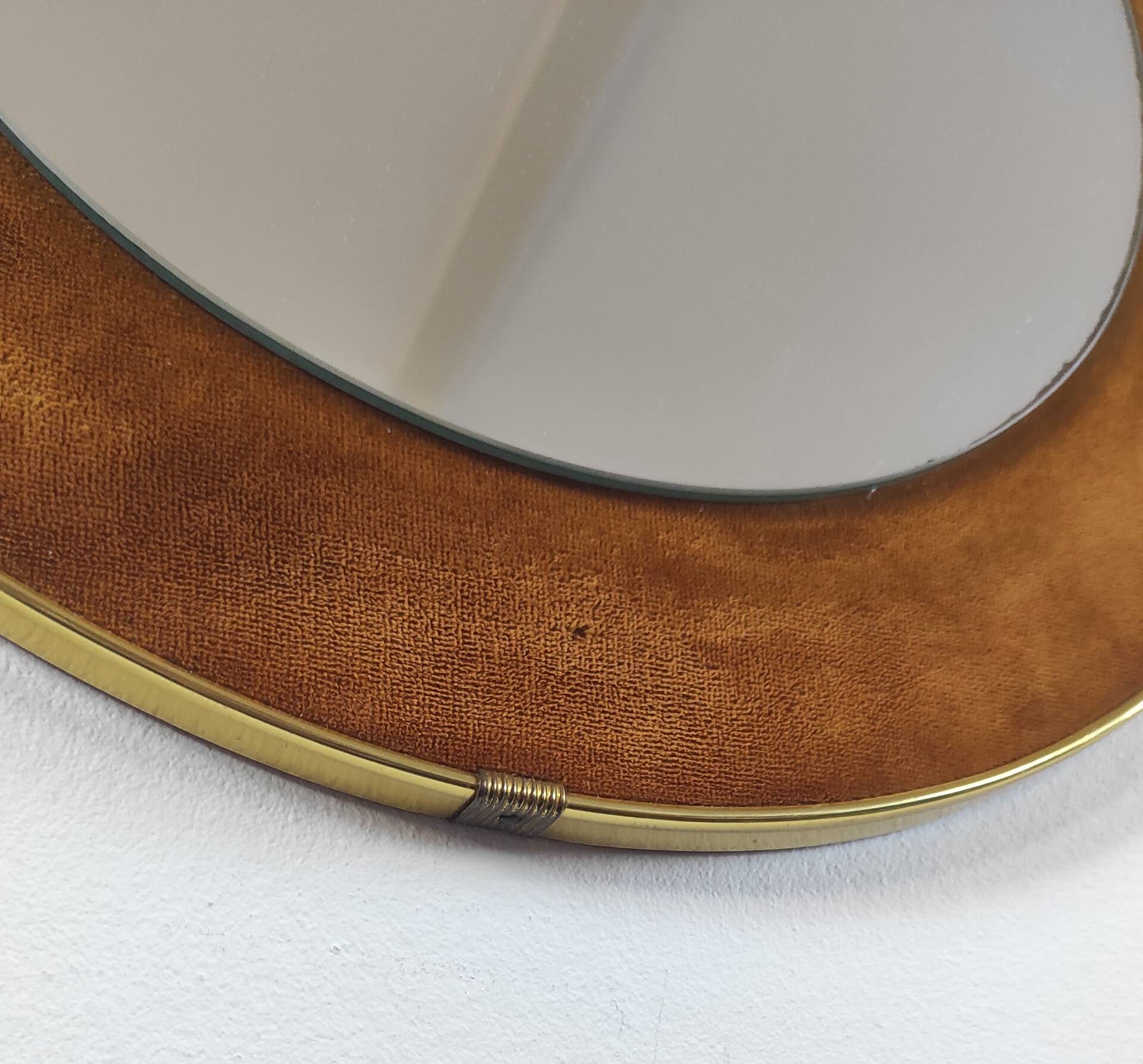 Vintage round mirror in brass and velvet