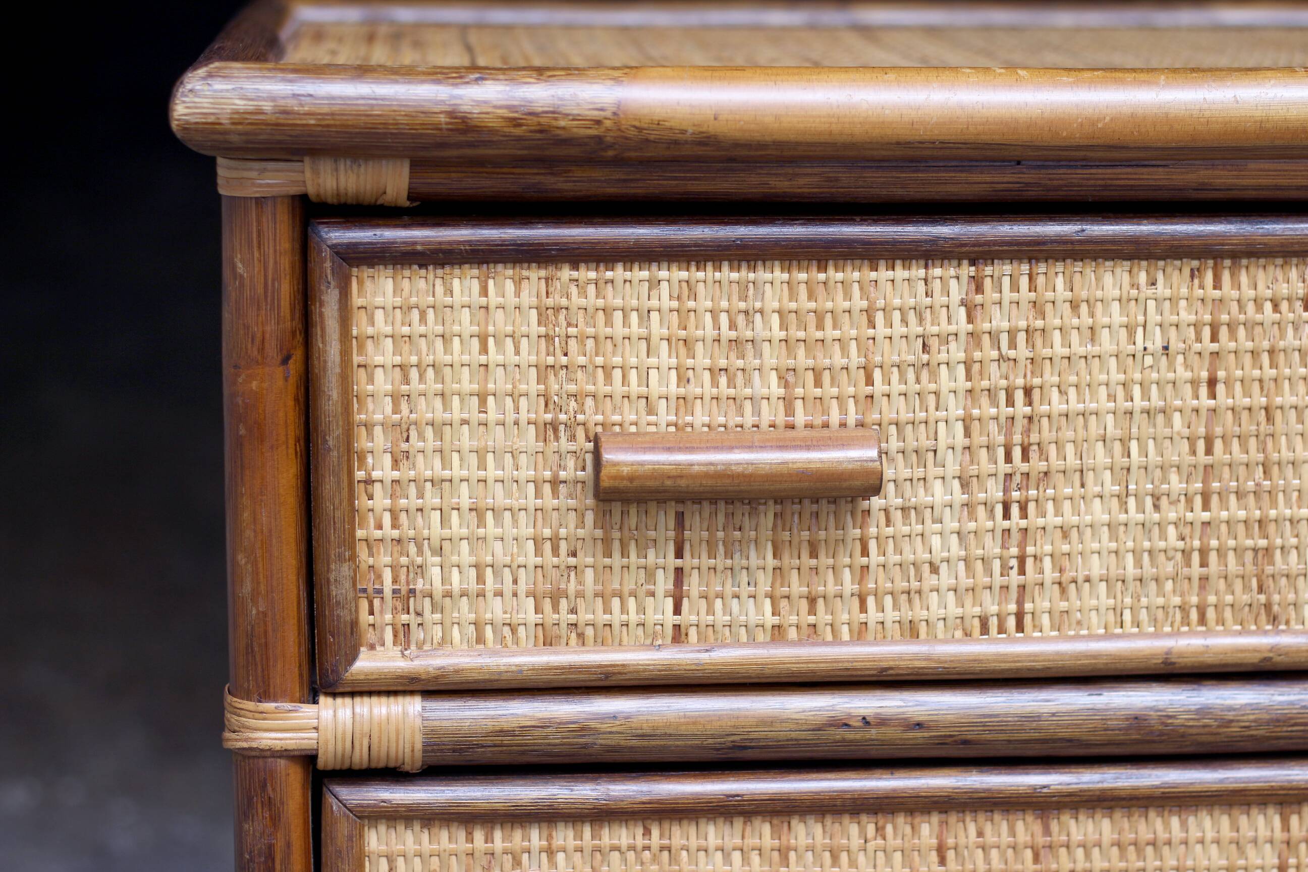 Charmante petite commode en rotin (années 70).