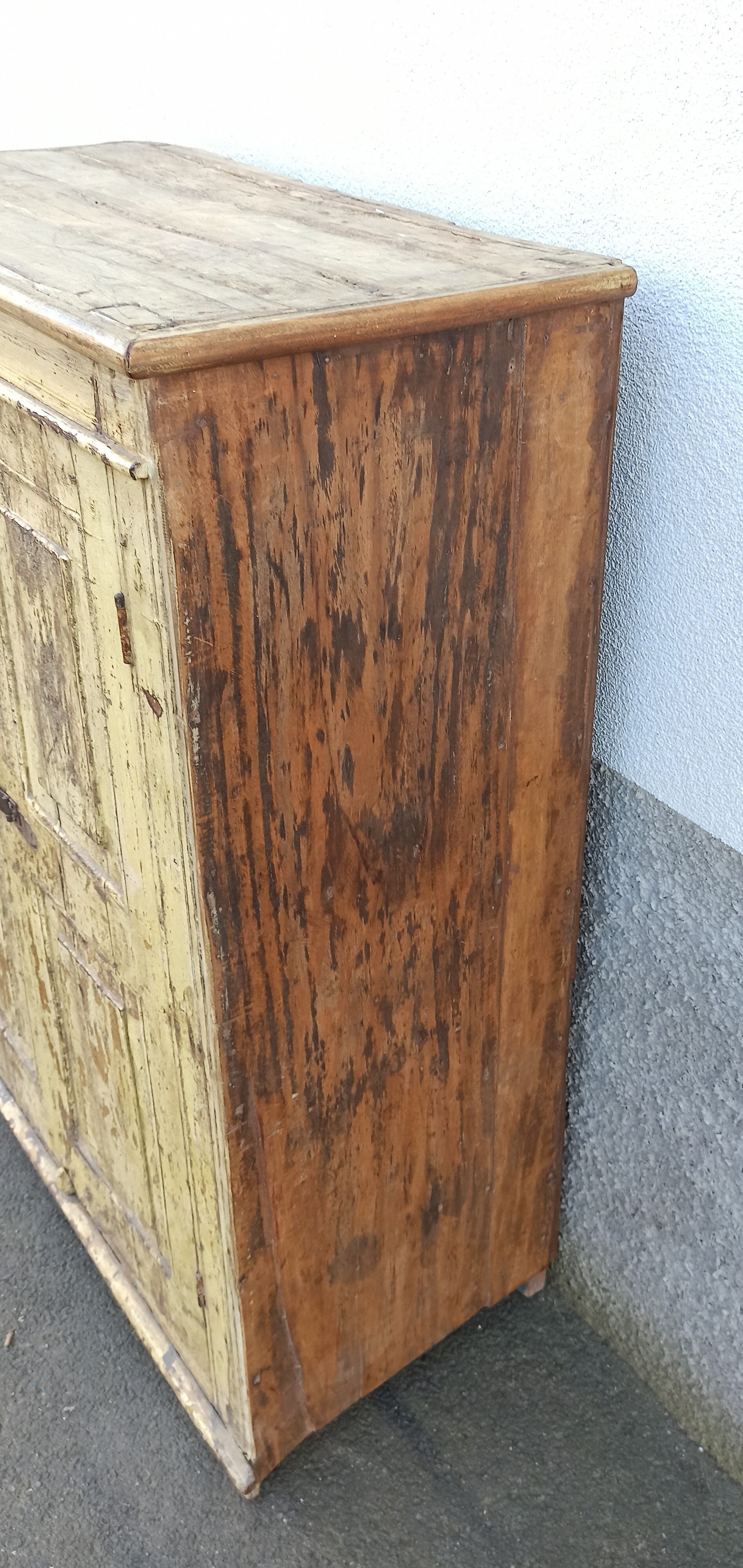 Armoire ancienne et profonde en bois