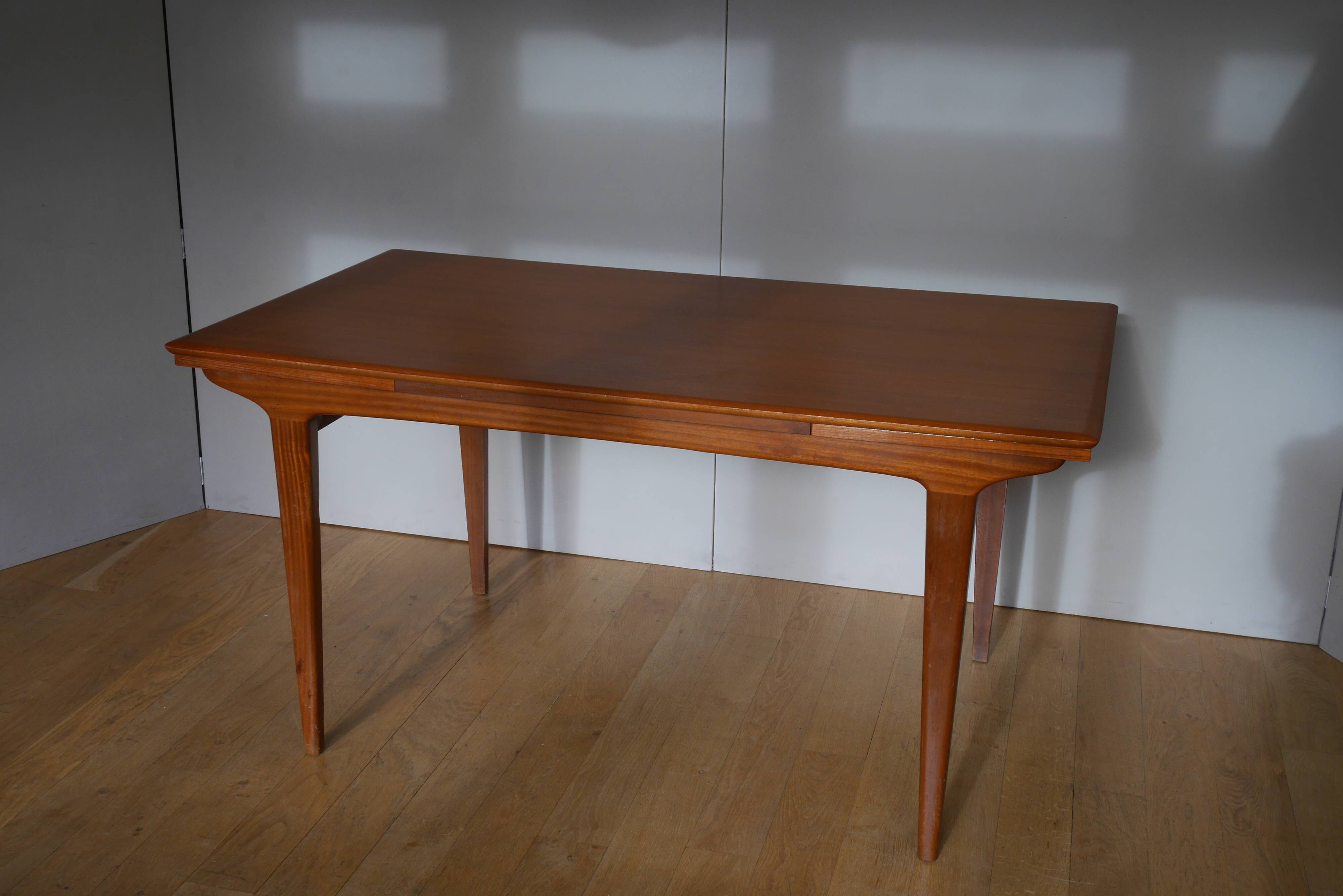 Rectangular Scandinavian extendable teak table