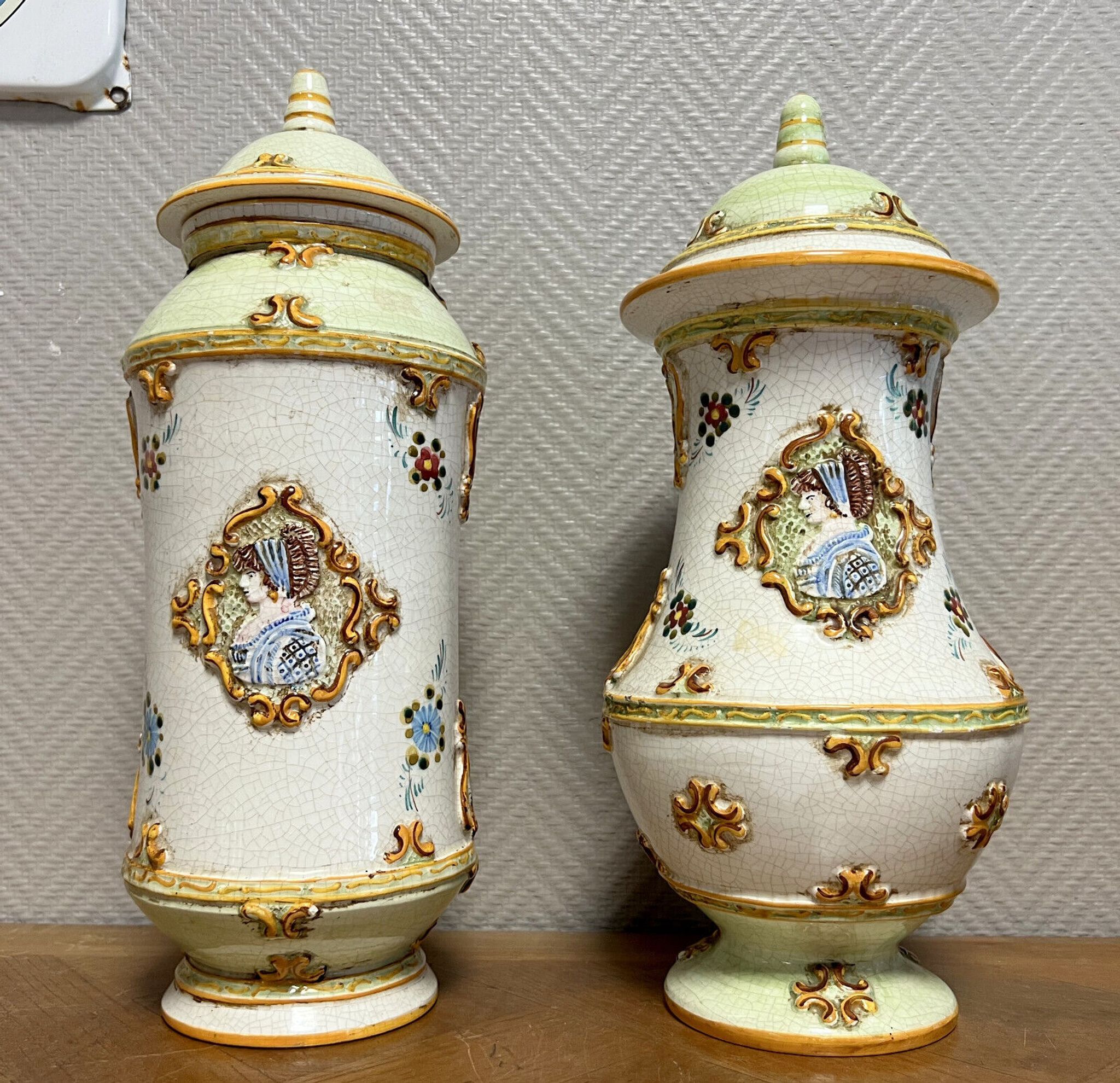 Gialletti Deruta : pair of vintage ceramic medicine jars circa 1950
