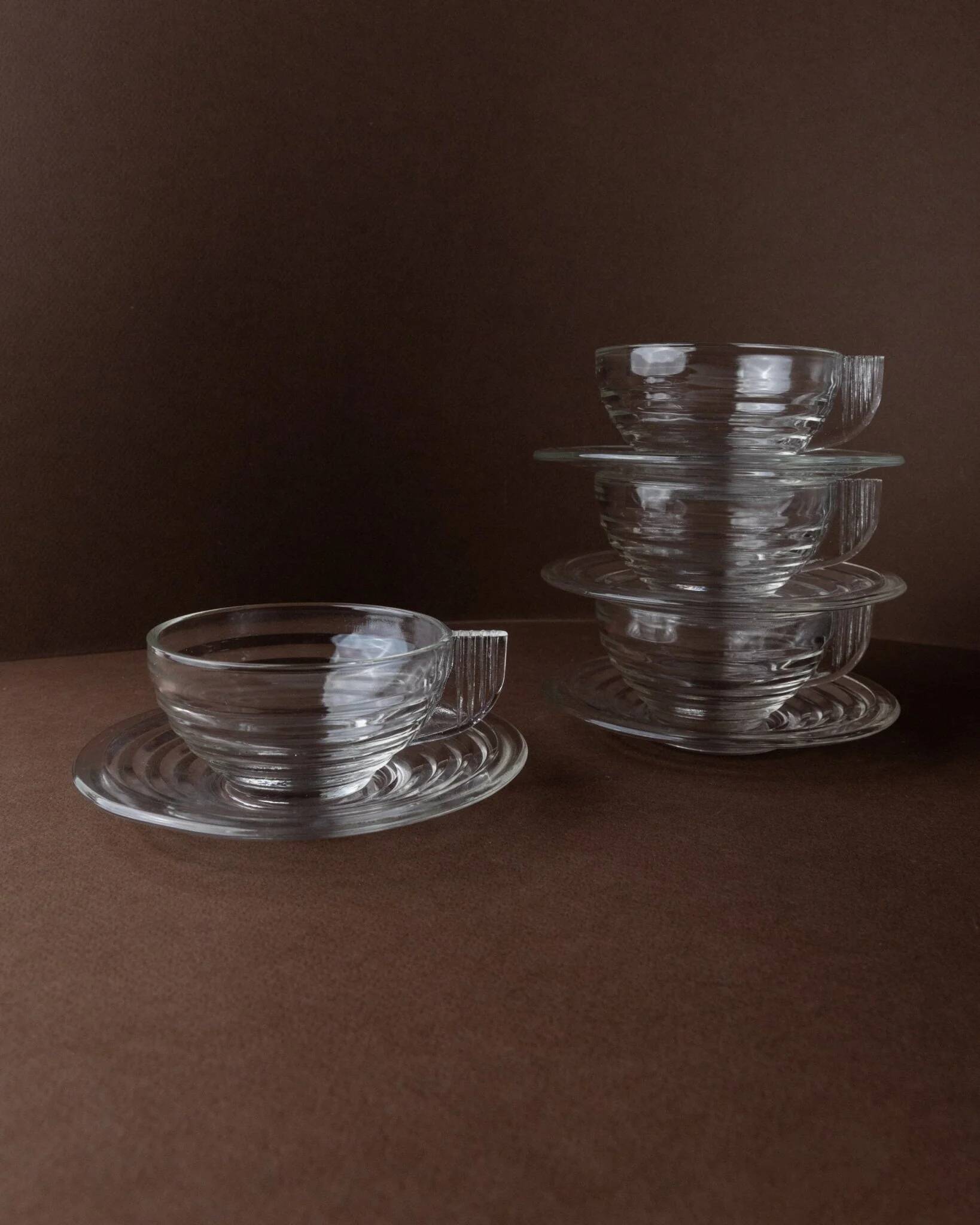 4 tasses en verre transparent avec soucoupes et embossage strié – Art Déco Italie années 1960, ensemble de vaisselle à thé élégant