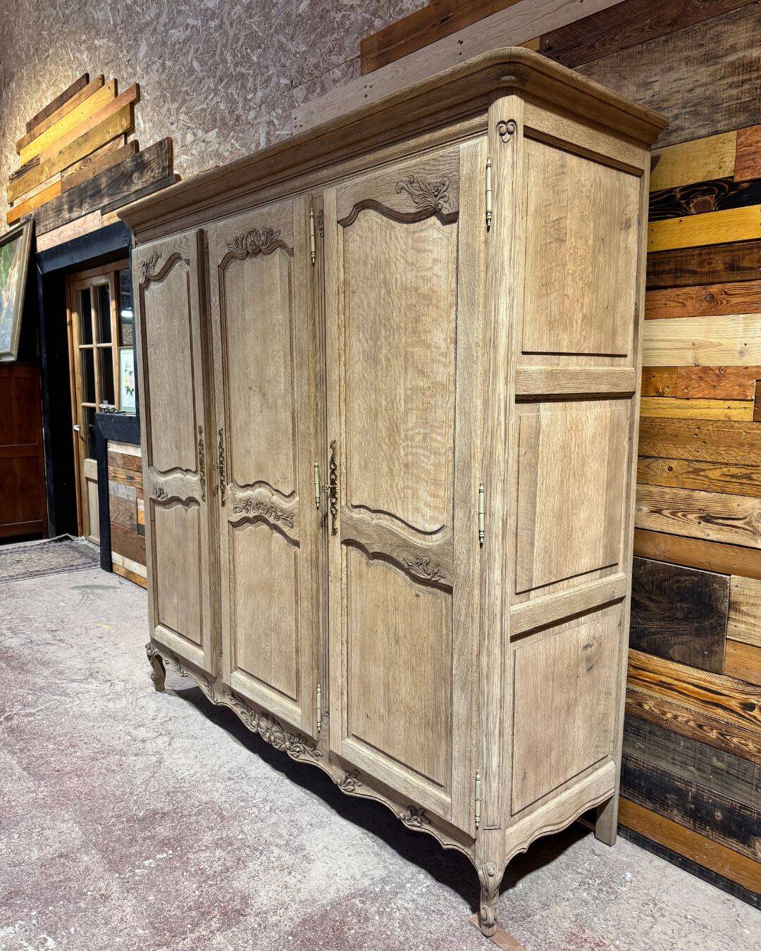 Oak wardrobe in Louis XV style