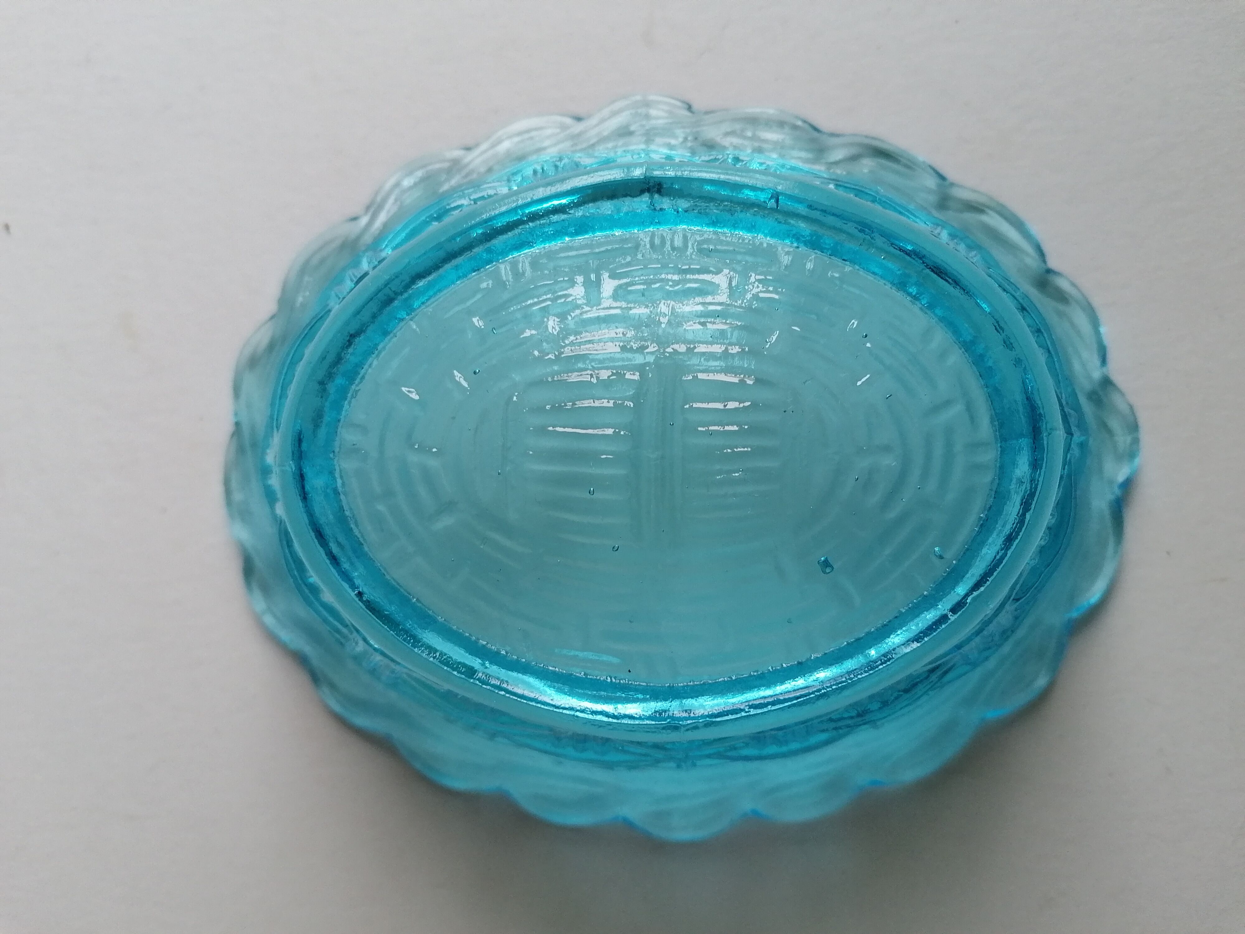 Poule en verre bleu