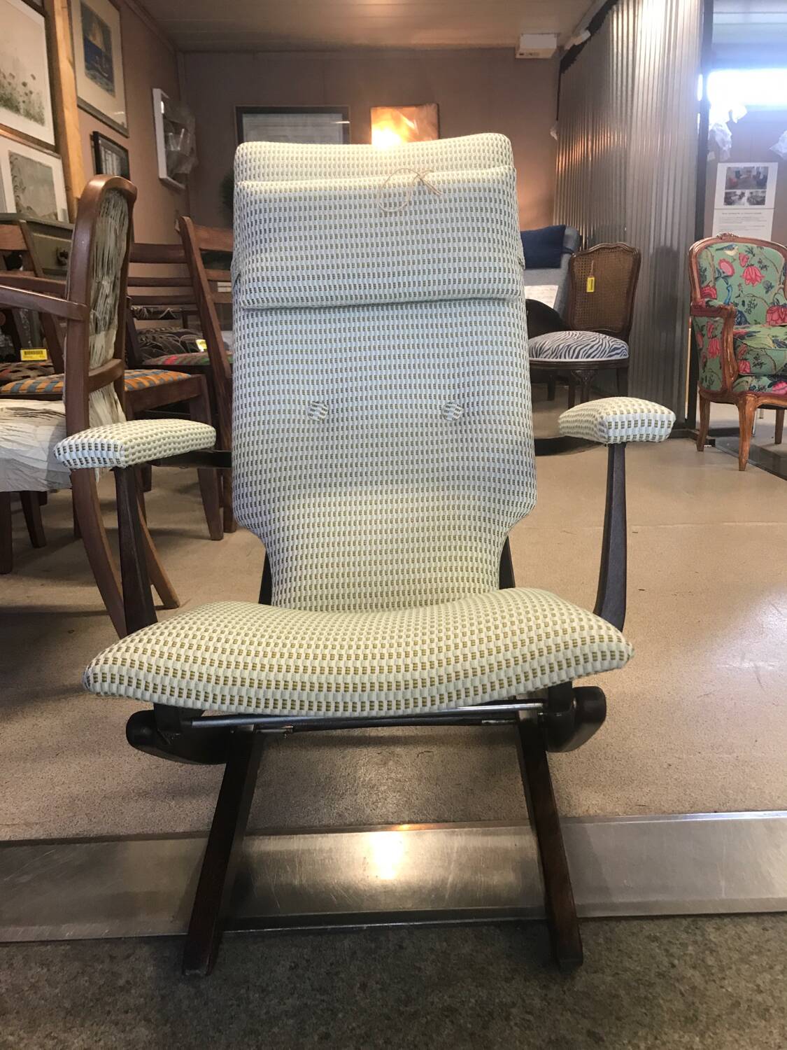 Rocking lounge chair made of fabric suitable for outdoor use.