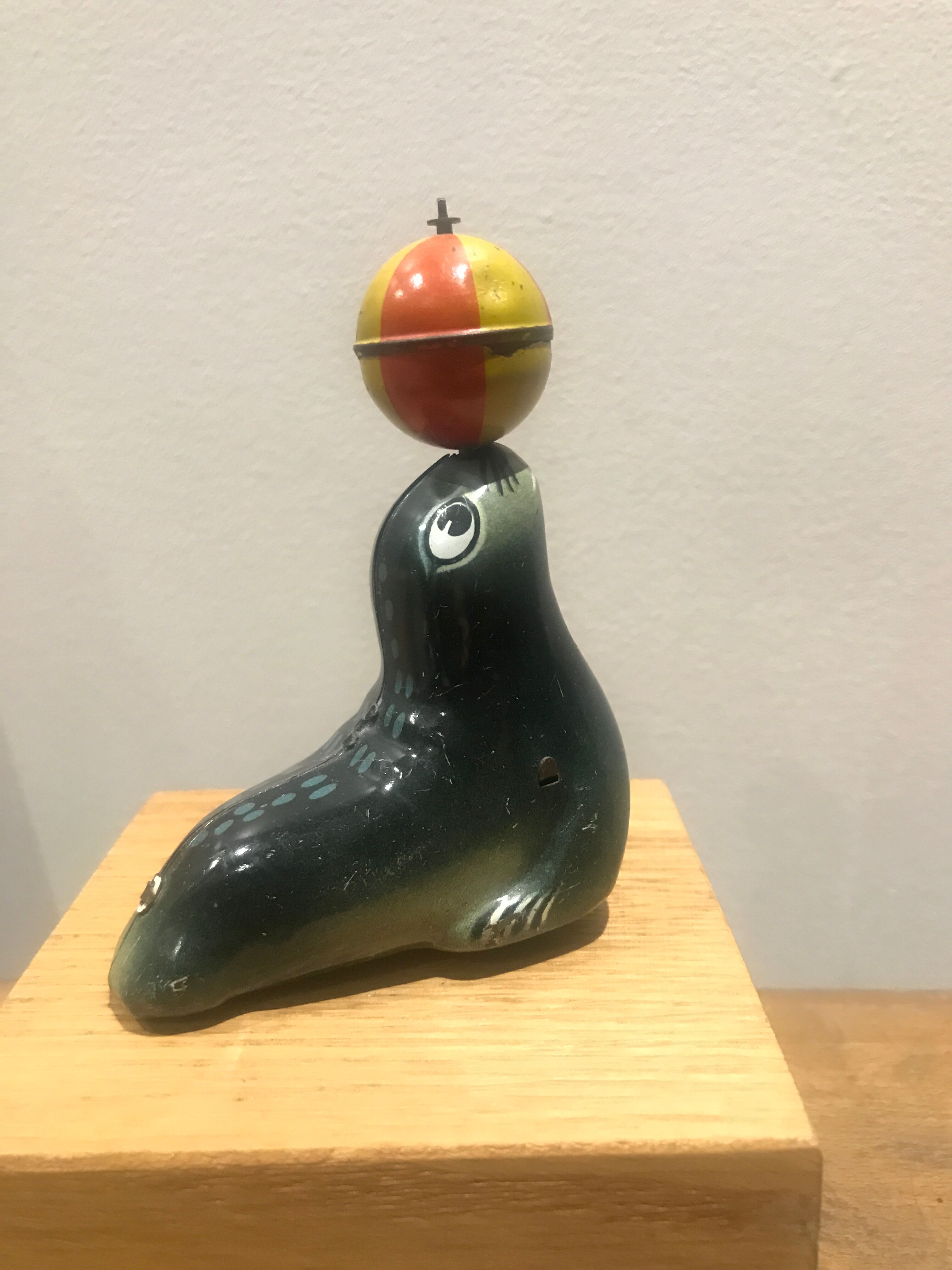 Lehmann friction sea lion toy