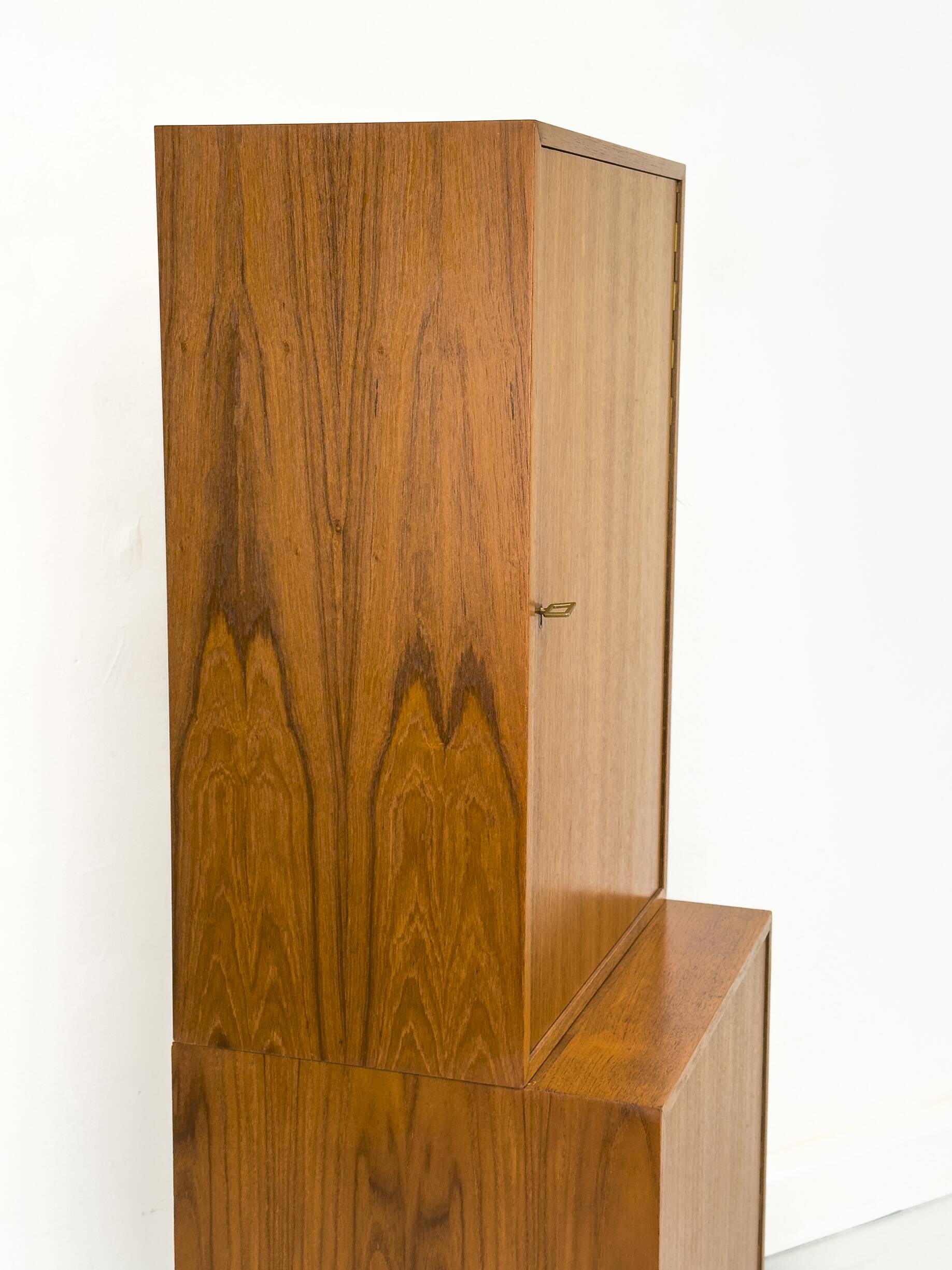 Armoire étroite en teck, années 1960