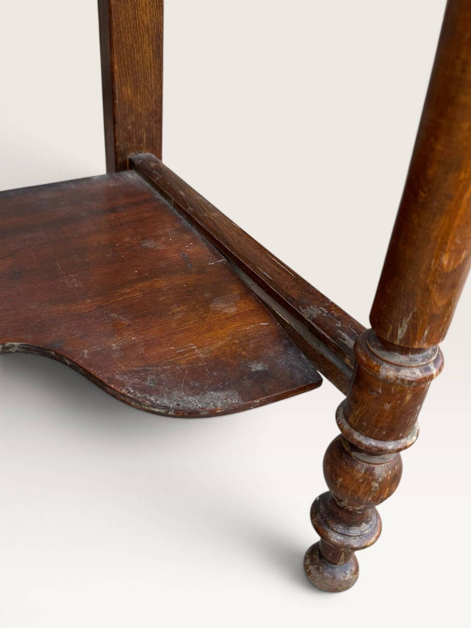 Dressing table in walnut and marble, late 19th century.
