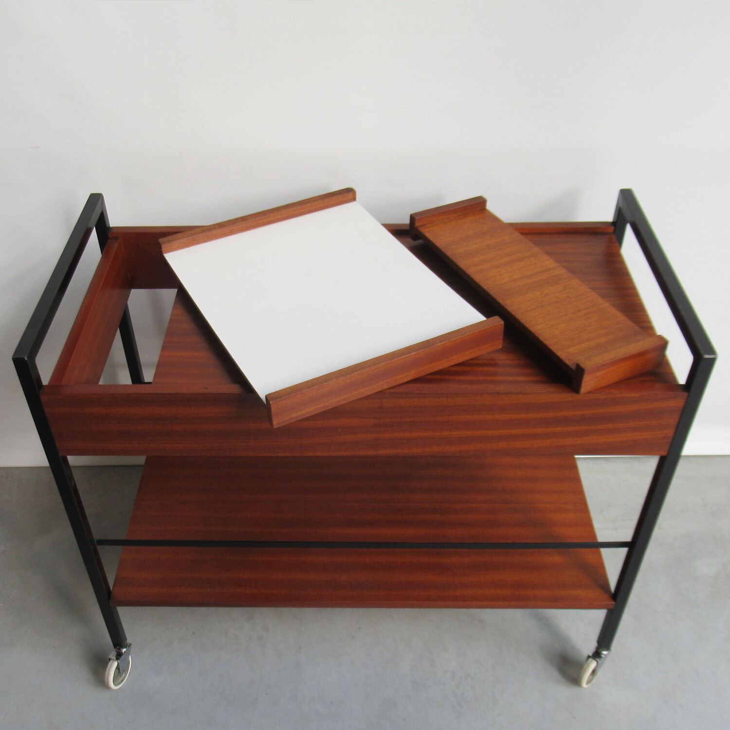 Service model 'paris' Pierre Guariche for Meurop