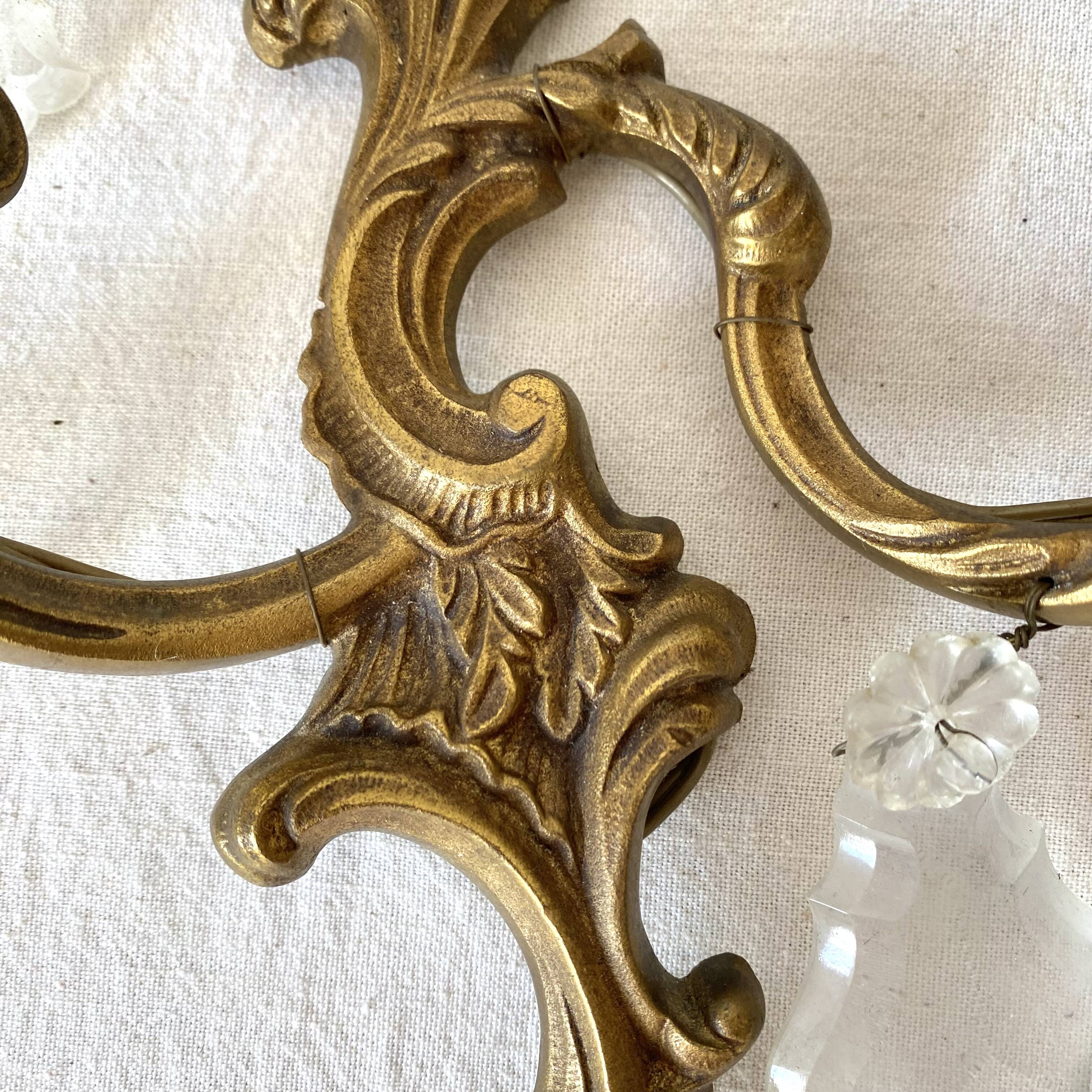 Paire d'appliques en laiton avec pampilles style rocaille