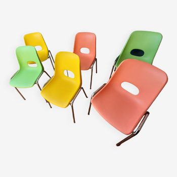 6 chaises multicolores